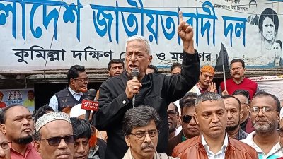 পতাকা মিছিলের শুরুতে বক্তব্য দেন জয়নাল আবদীন ফারুক
