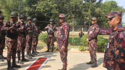 কক্সবাজারের হোয়াইক্যং, উখিয়ার পালংখালী ও বান্দরবানের তুমব্রু সীমান্ত পরিদর্শন করেছেন বিজিবির মহাপরিচালক মেজর জেনারেল এ কে এম নাজমুল হাসান