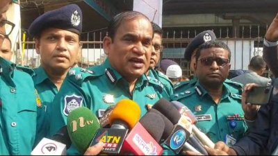 সমঝোতার পর সাংবাদিকদের সঙ্গে কথা বলেন জিএমপি কমিশনার