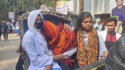 অসুস্থ এক শিক্ষার্থীকে হাসপাতালে নেওয়া হচ্ছে
