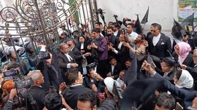 বিএনপি সমর্থিত আইনজীবীদের পতাকা মিছিল