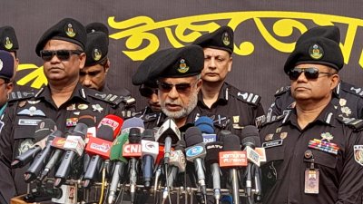 সাংবাদিকদের সঙ্গে কথা বলছেন র‌্যাব মহাপরিচালক এম খুরশীদ হোসেন