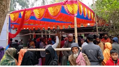 বিয়েবাড়িতে আসা মানুষের মাঝে শোকের ছায়া