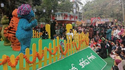 শিশুপ্রহরে সিসিমপুরের চরিত্রগুলোর সঙ্গে মেতে ওঠে শিশুরা (ছবি: প্রতিবেদক)