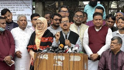 বক্তৃতা করছেন মাহমুদুর রহমান মান্না