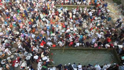 বিশ্ব ইজতেমায় মুসল্লিরা