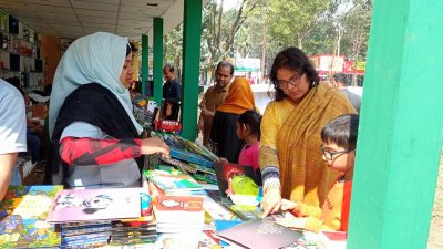 পছন্দের বই খুঁজছে ক্ষুদে পাঠক (ছবি: প্রতিবেদক)