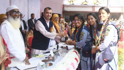 অনুষ্ঠানে শিক্ষার্থীদের হাতে পুরস্কার তুলে দিচ্ছেন পরিবেশ, বন ও জলবায়ু পরিবর্তন মন্ত্রী সাবের হোসেন চৌধুরী