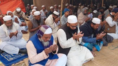 বিশ্ব ইজতেমায় মোনাজাতে মুসল্লিরা