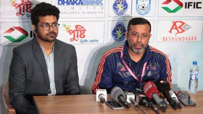 সংবাদ সম্মেলনে কথা বলছেন বাংলাদেশের কোচ সাইফুল বারী টিটু