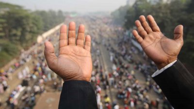 মোনাজাত ধরেছেন এক মুসল্লি