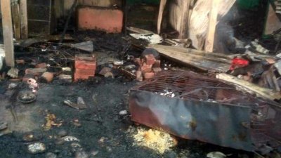 আগুনে পুড়ে যাওয়া ঘর