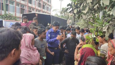 ঘটনাস্থলে পুলিশ ও স্থানীয়রা