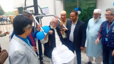 খুলনায় উন্মুক্ত জিমে ব্যায়াম করছেন সিটি করপোরেশন মেয়র