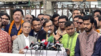 বক্তৃতা করছেন মাহমুদুর রহমান মান্না