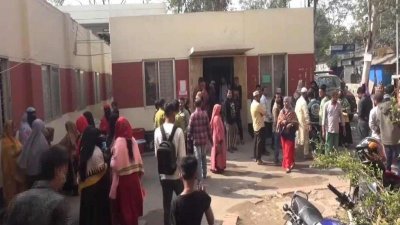 হাসপাতালের সামনে স্বজনরা