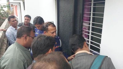 ঘটনাস্থল পরিদর্শনে পুলিশ