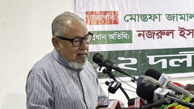 আলোচনা সভায় বক্তব্য রাখছেন বিএনপির স্থায়ী কমিটির সদস্য নজরুল ইসলাম খান
