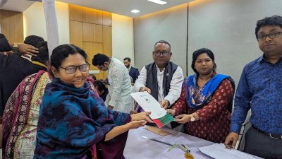 দলের কেন্দ্রীয় কার্যালয় থেকে ফরম নিচ্ছেন মনোনয়ন প্রত্যাশীরা, ছবি: মাহফুজ সাদি