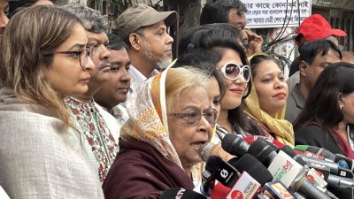 জাতীয় প্রেস ক্লাবের সামনে মানববন্ধনে বক্তব্য রাখছেন সেলিমা রহমান