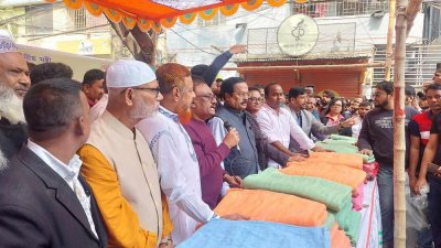 শীতার্তদের মাঝে শীতবস্ত্র বিতরণ করছেন জাহাঙ্গীর কবির নানক