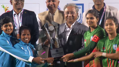 দুই দলের খেলোয়াড়দের হাতে ট্রফি তুলে দিচ্ছেন যুব ও ক্রীড়ামন্ত্রী নাজমুল হাসান পাপন।