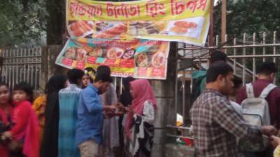 বইমেলার প্রবেশপথের পাশে বসেছে এমন ভ্রাম্যমাণ দোকান (ছবি: আবিদ হাসান)