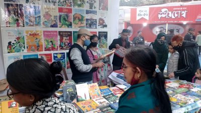 চট্টগ্রামে একুশে বইমেলায় স্টলে পাঠকরা (ছবি: বাংলা ট্রিবিউন)