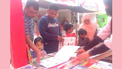 ক্রেতা-দর্শনার্থীদের পদচারণায় মেলা প্রাঙ্গণ ছিল মুখর