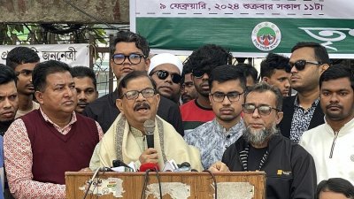 বক্তৃতা করছেন মাহমুদুর রহমান মান্না