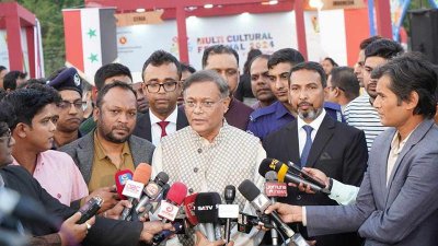 সাংবাদিকদের সঙ্গে কথা বলেন পররাষ্ট্রমন্ত্রী হাছান মাহমুদ