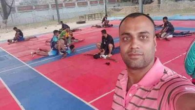 কোর্টে দাঁড়িয়ে মাসুদের সেলফি