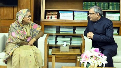 প্রধানমন্ত্রী শেখ হাসিনার সঙ্গে জাতীয় সংসদ ভবন কার্যালয়ে বিমসটেকের  মহাসচিব ইন্দ্র মণি পান্ডে সাক্ষাৎ করেন। ছবি: পিআইডি
