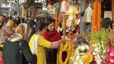 দুটি বিশেষ দিন একসঙ্গে হওয়াতে ফুলের চাহিদা এখন থাকে তুঙ্গে। ছবি: প্রতিবেদক