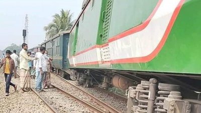 ইঞ্জিন ও তিনটি বগি লাইনচ্যুত হয়েছে