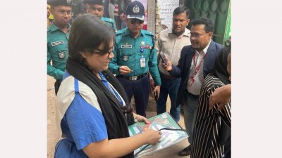চকলেট ও কলম দিয়ে পরীক্ষার্থীদের স্বাগত জানানো হয়