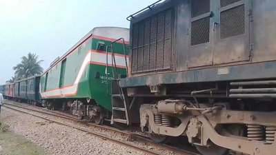 জামালপুরে লোকাল ট্রেনের তিনটি বগি লাইনচ্যুত হয়েছে