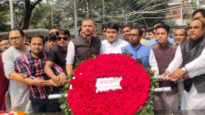 বঙ্গবন্ধুর প্রতিকৃতিতে আওয়ামী লীগের যুব ও ক্রীড়া উপ-কমিটির শ্রদ্ধা (ছবি: রাকিবুল ইসলাম)