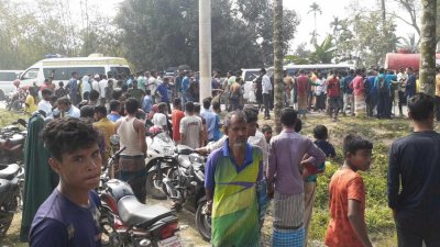 দুর্ঘটনাস্থলে স্থানীয়দের ভিড়