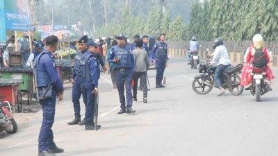 শহরে পুলিশের টহল