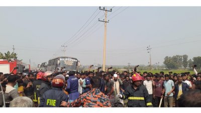 পুলিশ ও ফায়ার সার্ভিস এসে অটোরিকশাটি কেটে নিহতদের লাশ বের করে