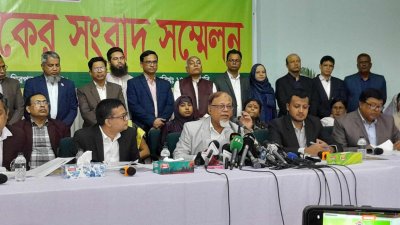 সংবাদ সম্মেলনে গ্রামীণ ব্যাংকের কর্মকর্তারা
