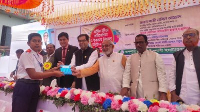 শিক্ষার্থীদের হাতে পুরস্কার তুলে দিচ্ছেন সংসদ সদস্য (এমপি) কাজী নাবিল আহমেদ