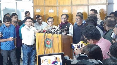 নির্বাচন কমিশনে সাংবাদিকদের সঙ্গে নানা বিষয়ে কথা বলেন ওবায়দুল কাদের (ছবি: এমরান হোসাইন শেখ)