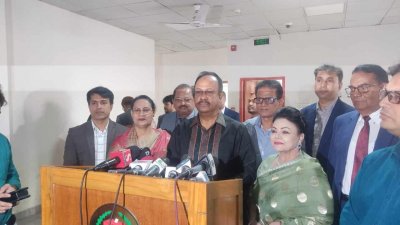 রিটার্নিং কর্মকর্তার কাছে মনোনয়নপত্র জমা দেন প্রার্থীরা