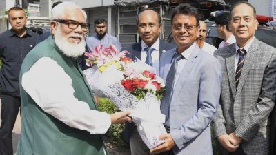 সিআইডির পক্ষ থেকে সালমান এফ রহমানকে ফুল দিয়ে শুভেচ্ছা জানানো হচ্ছে