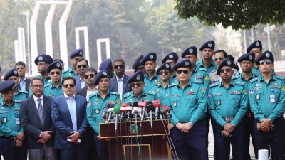 কেন্দ্রীয় শহীদ মিনার পরিদর্শন শেষে সাংবাদিকদের সঙ্গে কথা বলেন ডিএমপি কমিশনার। ছবি: নাসিরুল ইসলাম