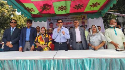 বক্তব্য দিচ্ছেন মেয়র ব্যারিস্টার শেখ ফজলে নূর তাপস