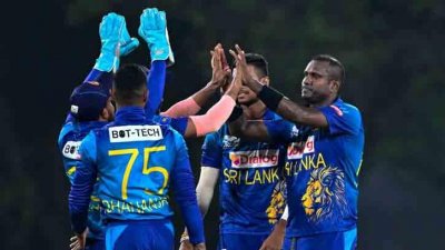 ম্যাথুজ বল হাতেও জাদু দেখান