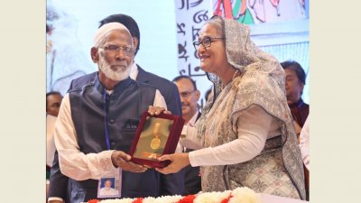 দই বিক্রির টাকায় লাইব্রেরি ও স্কুল প্রতিষ্ঠা করা জিয়াউল হকের হাতে সমাজসেবা ক্যাটাগরিতে একুশে পদক তুলে দেন প্রধানমন্ত্রী শেখ হাসিনা (ছবি: ফোকাস বাংলা)